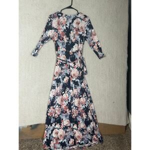 Women’s large floral maxi dress. Super soft and elegant. 42 pops